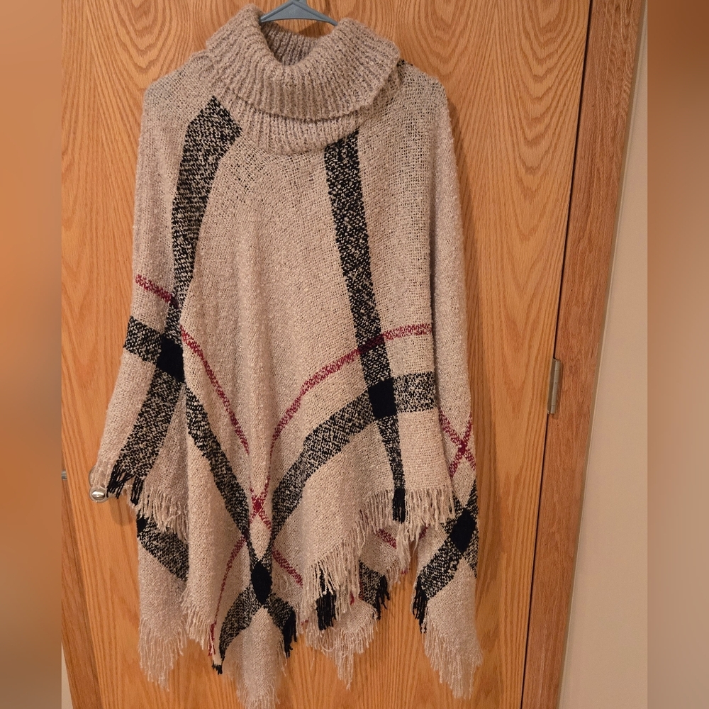 Poncho With Turtle Neck - Picture 14 of 16